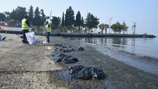 İzmir Aliağa'da petrol sızıntısı! Balıkçılar ve halk uyarıldı