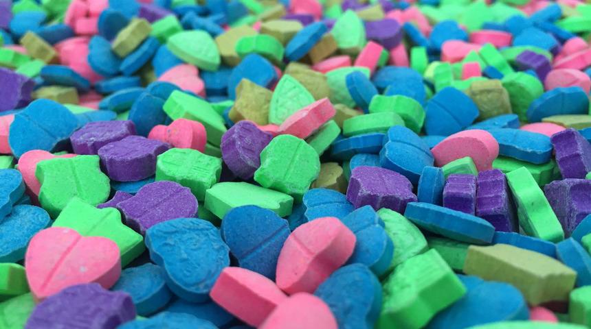 Toprağa gömülü 27 bin uyuşturucu hap ele geçirildi