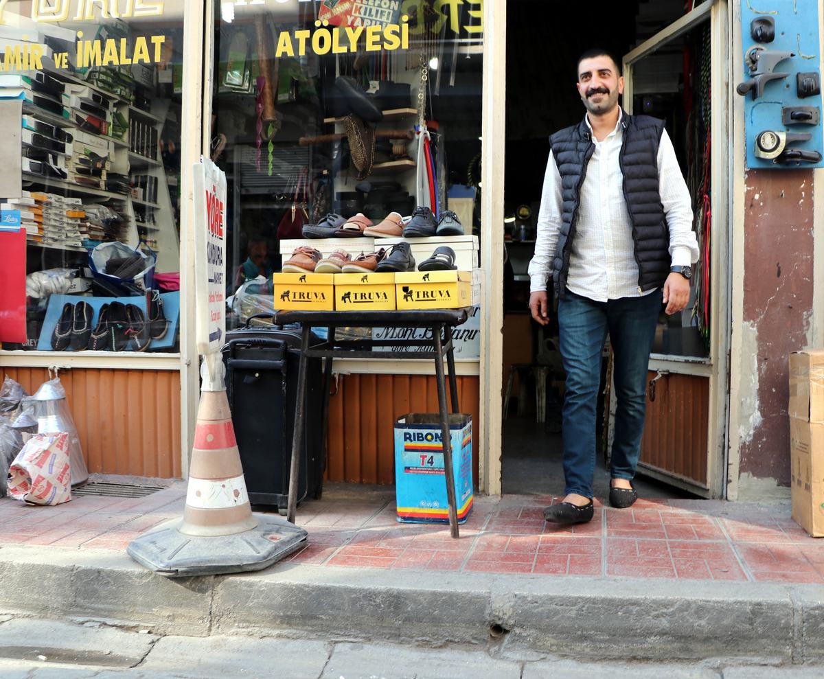 Van'ın 'reşik' ayakkabıları, &uuml;nl&uuml; sanat&ccedil;ılar ve futbolcuların yanı sıra Avrupa'ya da g&ouml;nderiliyor