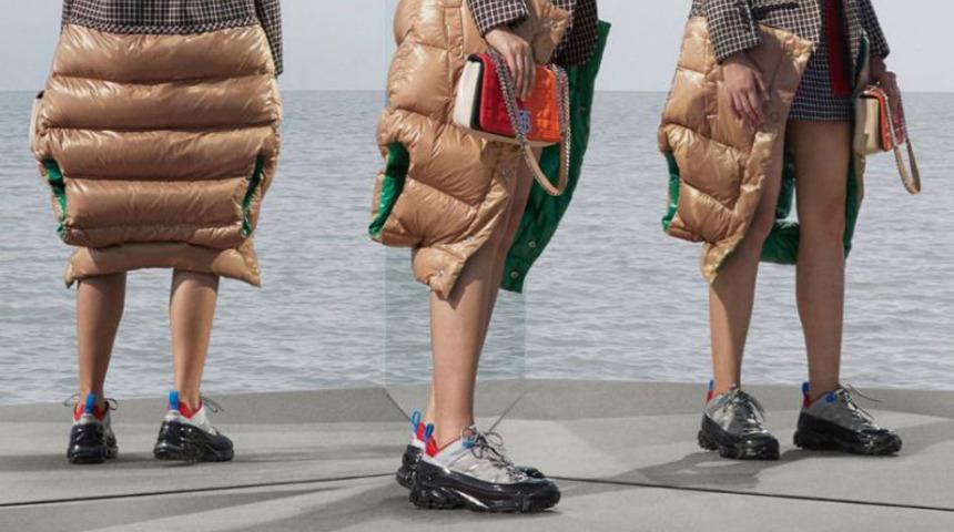 D&uuml;nyaca &uuml;nl&uuml; moda markası Burberry tasarımıyla şaşırttı! İki kez bakmak durumunda kalabilirsiniz