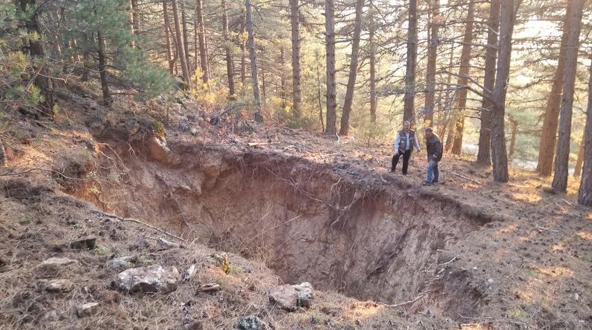 Spil Dağı zirvesinde obruk oluştu