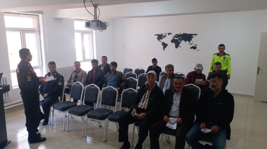 Derbent&rsquo;te jandarmadan okul servis&ccedil;ilerine eğitim semineri