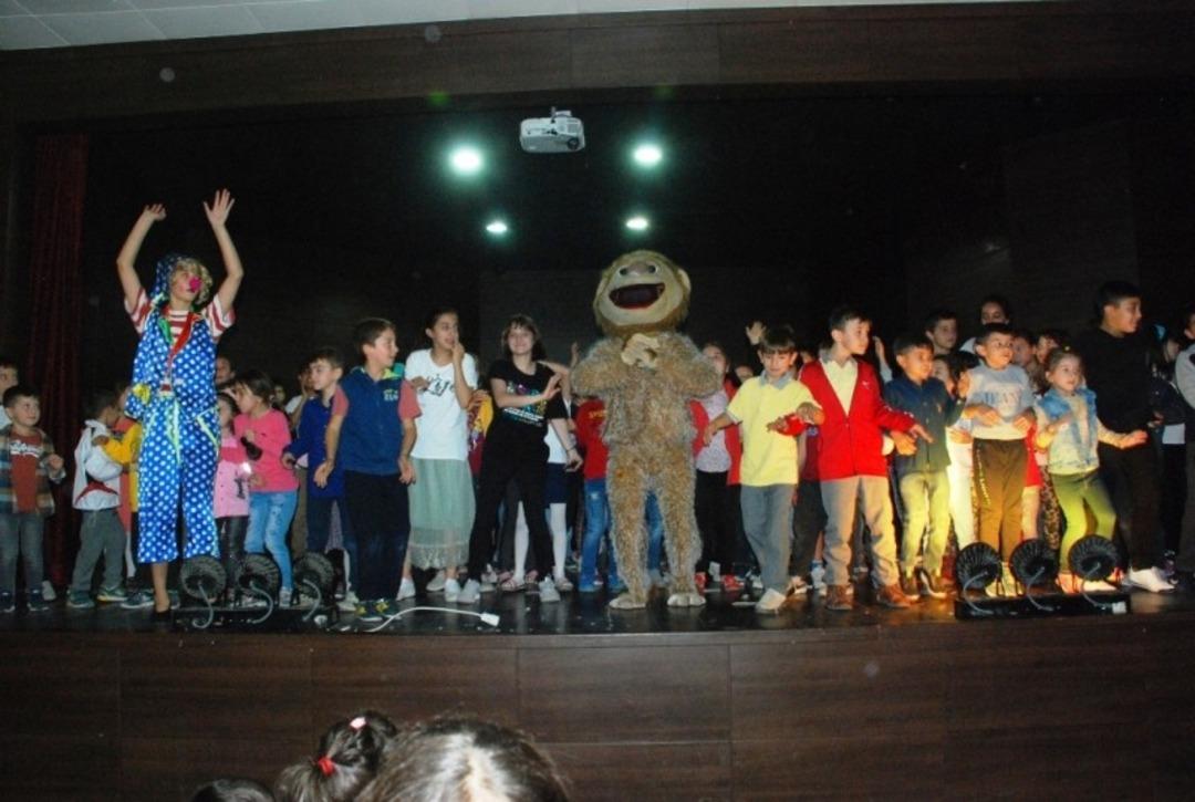 Gediz&rsquo;de &ccedil;ocuklara sirk g&ouml;sterisi