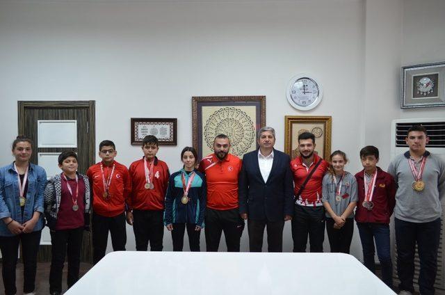 Genç Sporcular Başkan Özkan Altun’u Ziyaret Etti