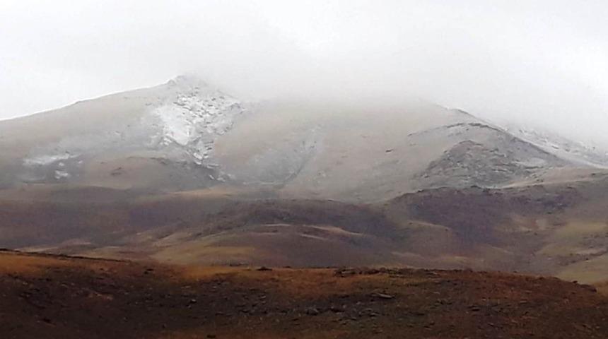 Erciş&rsquo;in y&uuml;ksek kesimlerine kar yağdı