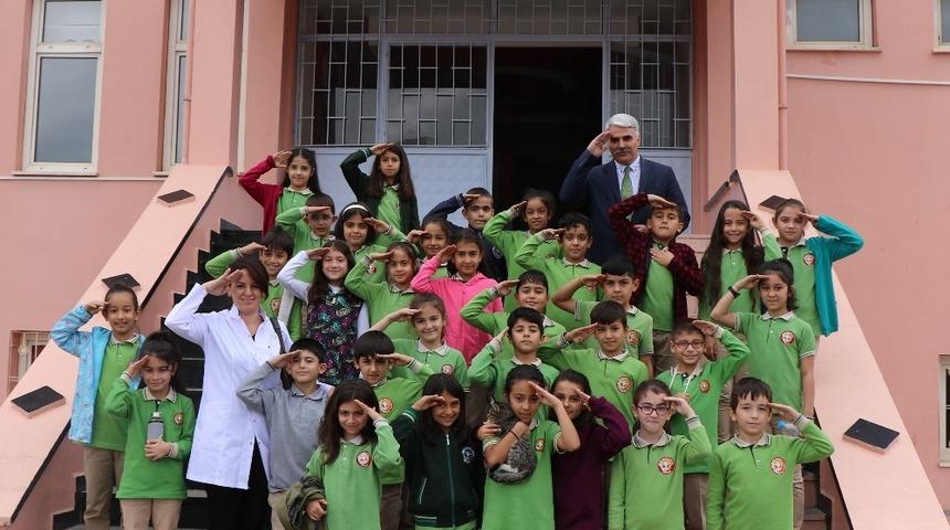Mimar Sinan Şehit Uzman &Ccedil;avuş Fırat Kılı&ccedil; İlk&ouml;ğretim Okulu &ouml;ğrencilerinden Mehmet&ccedil;iğe selam