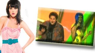 Seksi şarkıcıya sulu şaka!