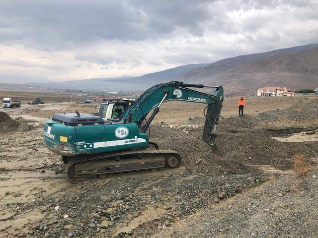 Sel nedeniyle kapanan yollar ulaşıma açıldı