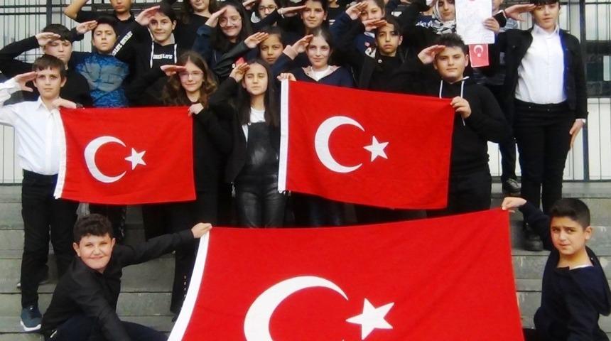 Ercişli &ouml;ğrencilerden Mehmet&ccedil;ik&rsquo;e şiir ve dualı destek