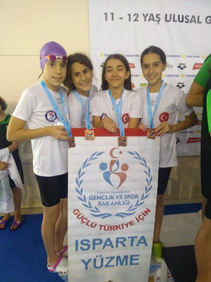 Ispartalı yüzücüler barajları başarıyla geçtiler G4