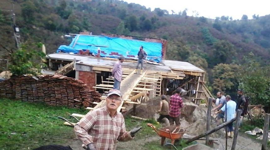 Evi yanan ailenin yardımına k&ouml;yl&uuml;leri koştu