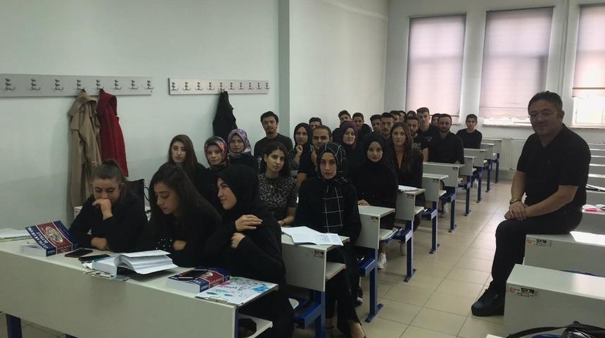 &Ouml;ğrenciler kazada &ouml;len arkadaşları i&ccedil;in siyah giyindi