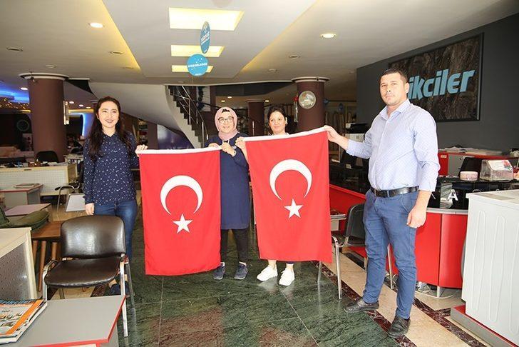 Yüreğir bayraklarla donatılıyor G4