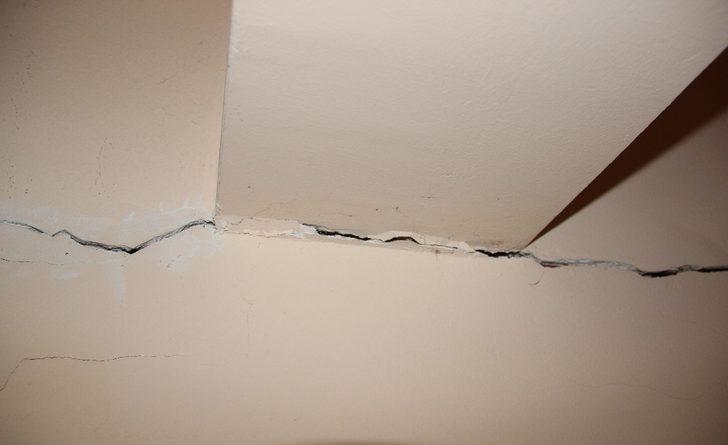 Yağış ve depremlerden sonra Acarlar’da evler çökmeye başladı G1