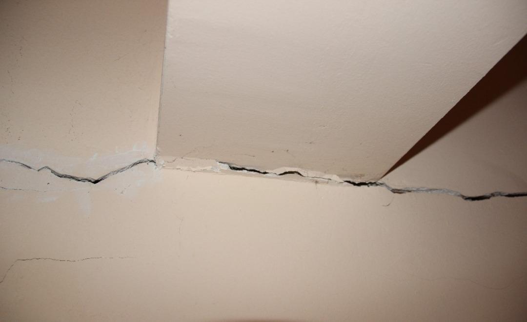 Yağış ve depremlerden sonra Acarlar&rsquo;da evler &ccedil;&ouml;kmeye başladı