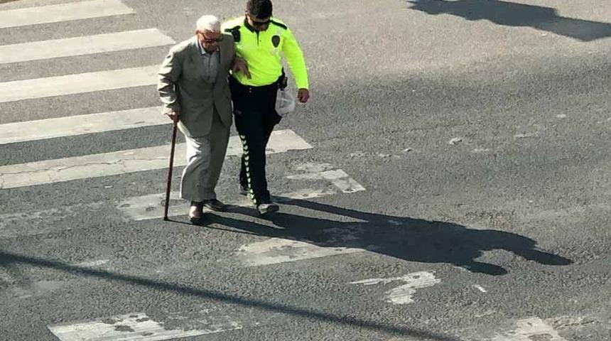 Polis, y&uuml;r&uuml;mekte zorluk &ccedil;eken yaşlı adamı kolundan tutarak karşıya ge&ccedil;irdi
