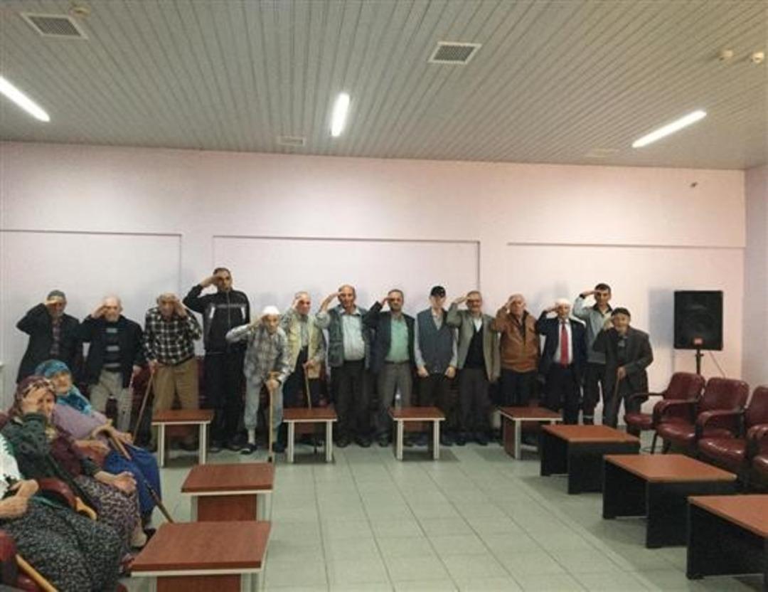 Huzurevi sakinlerinden Mehmet&ccedil;iğe selam