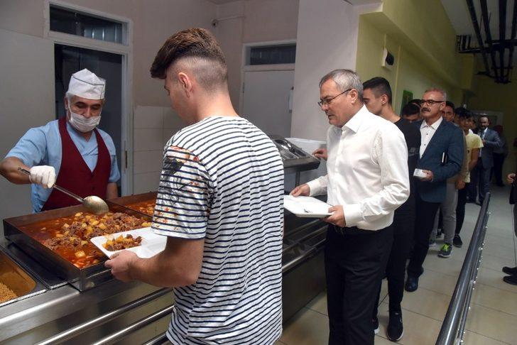 Vali Deniz, pansiyonda kalan öğrenciler ile buluştu G1