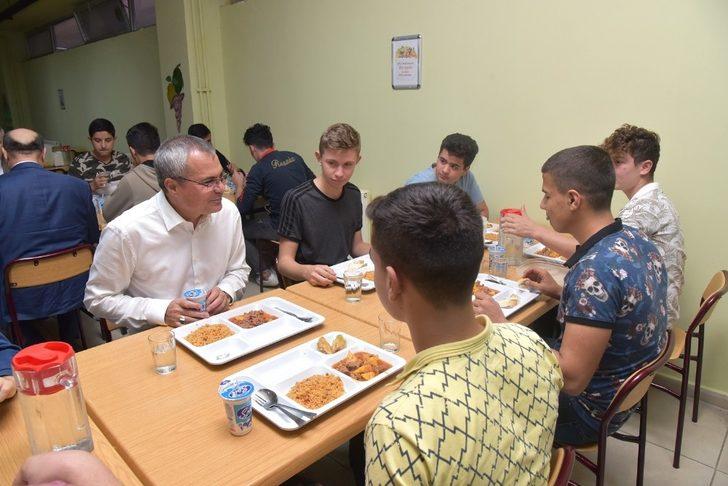 Vali Deniz, pansiyonda kalan öğrenciler ile buluştu G2