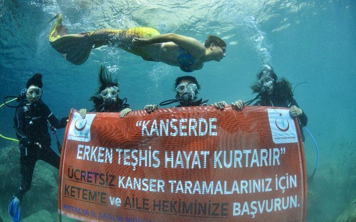 Meme kanserine karşı deniz altında pankart açtılar G2