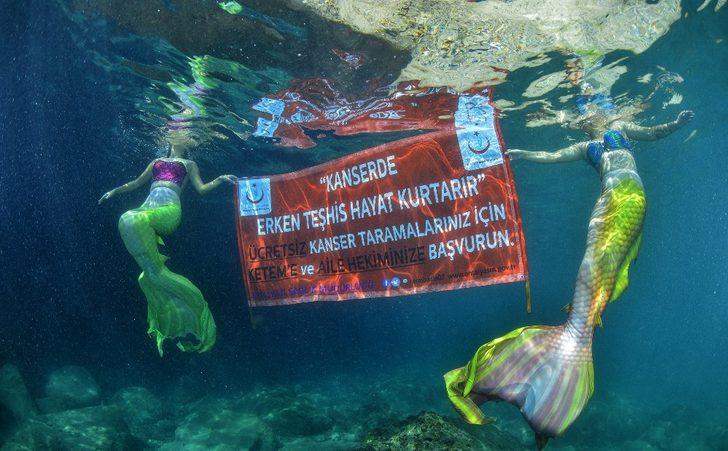 Meme kanserine karşı deniz altında pankart açtılar G3