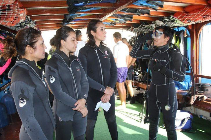 Meme kanserine karşı deniz altında pankart açtılar G4