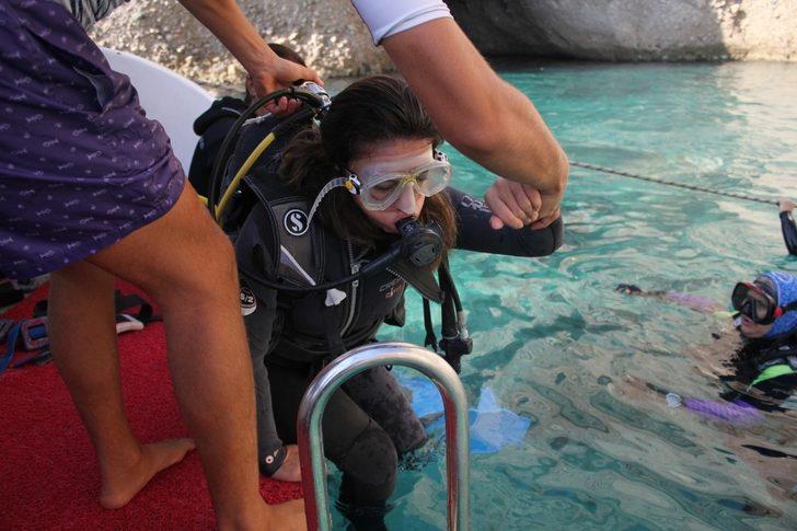 Meme kanserine karşı deniz altında pankart açtılar G5