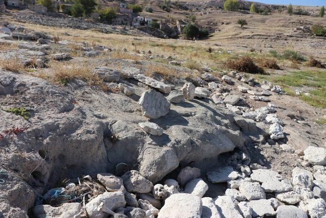 Suların çekilmesiyle ortaya çıkan kafataslarını belediye ekipleri mezarlığa defnetti