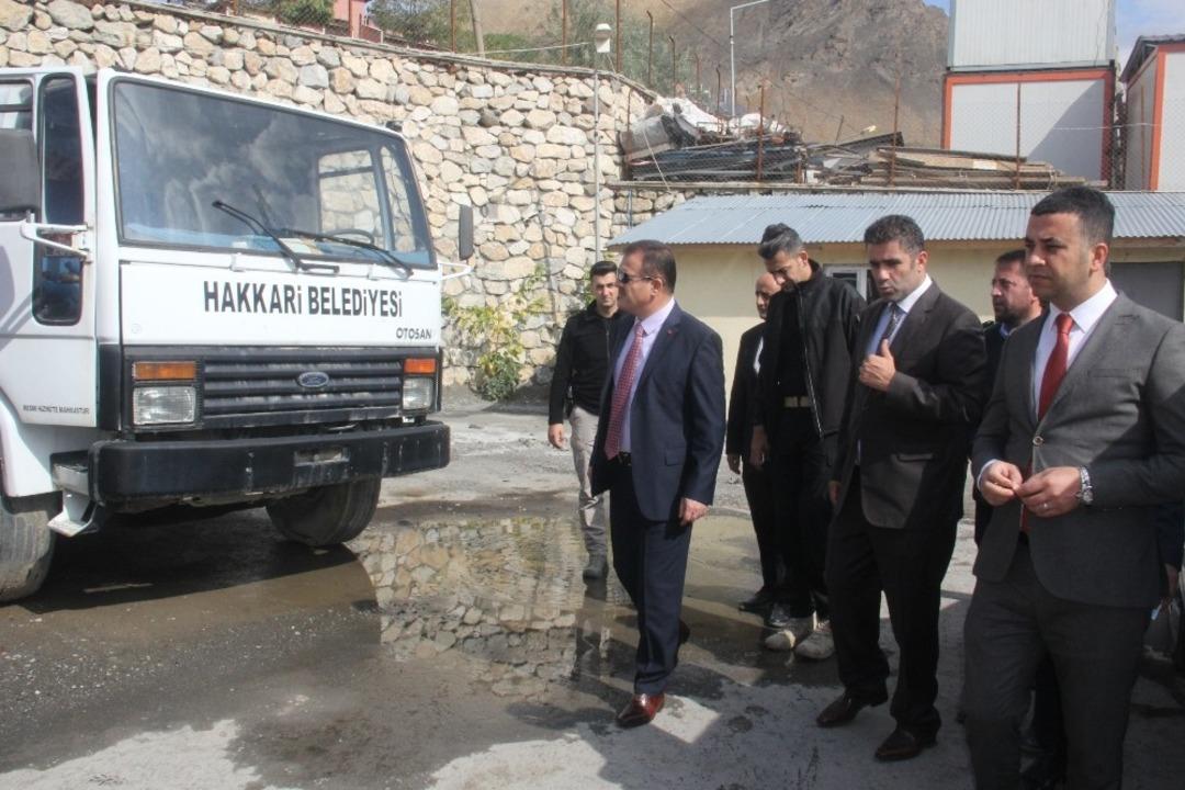 Vali Akbıyık, belediye birimlerini ziyaret etti