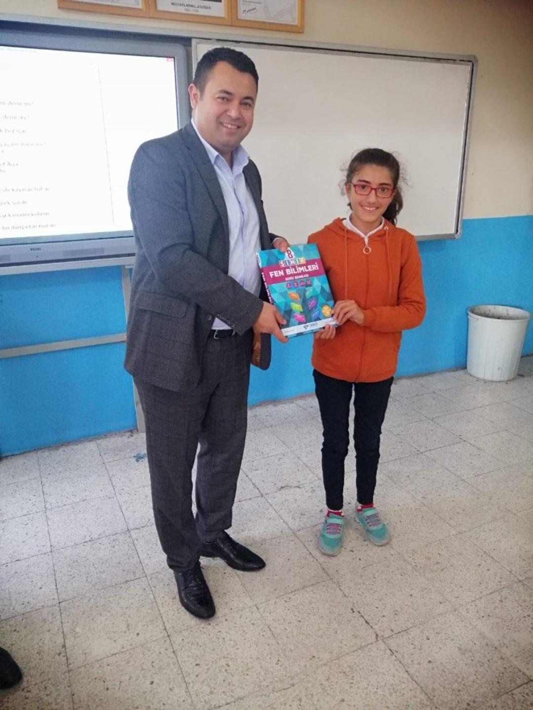 Vartolu iş adamından &ouml;ğrencilere kitap desteği