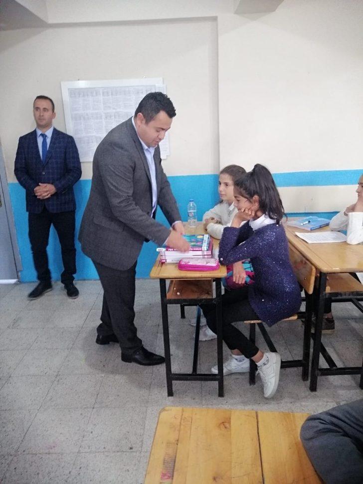 Vartolu iş adamından öğrencilere kitap desteği G2