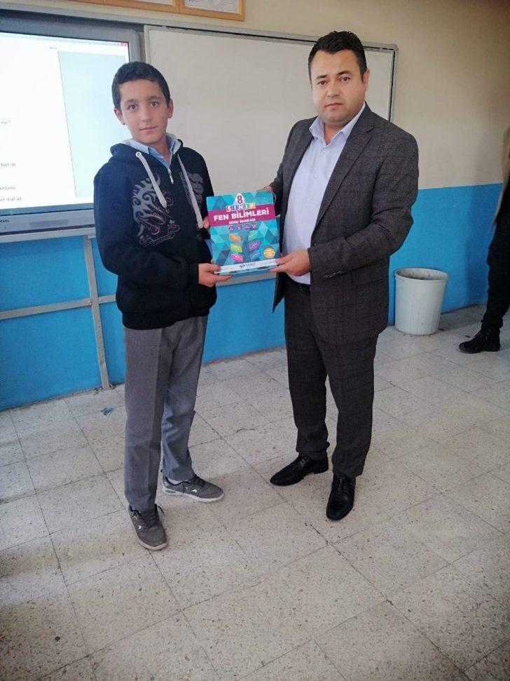 Vartolu iş adamından öğrencilere kitap desteği G3