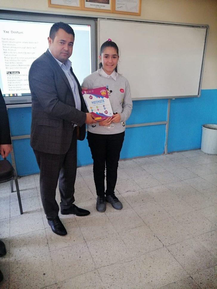 Vartolu iş adamından öğrencilere kitap desteği G4