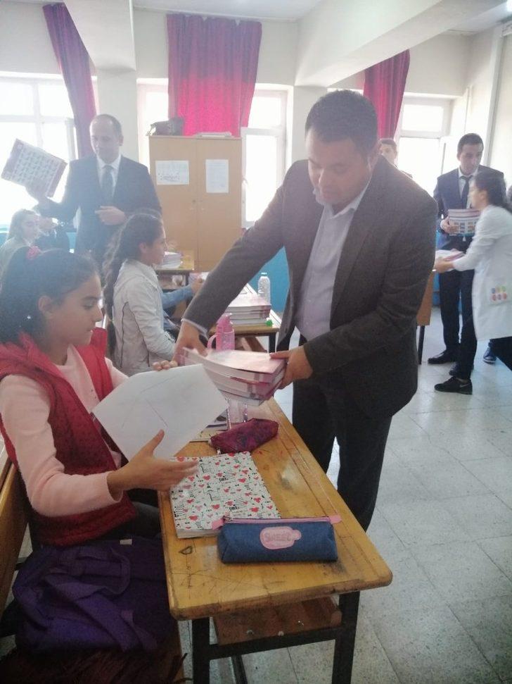 Vartolu iş adamından öğrencilere kitap desteği G5