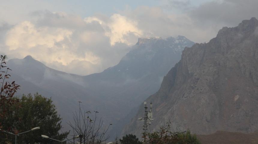 Hakkari’nin yüksek kesimlerine kar yağdı