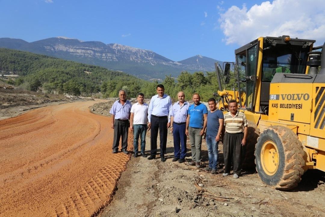 Başkan Ulutaş, yol &ccedil;alışmalarını yerine inceledi