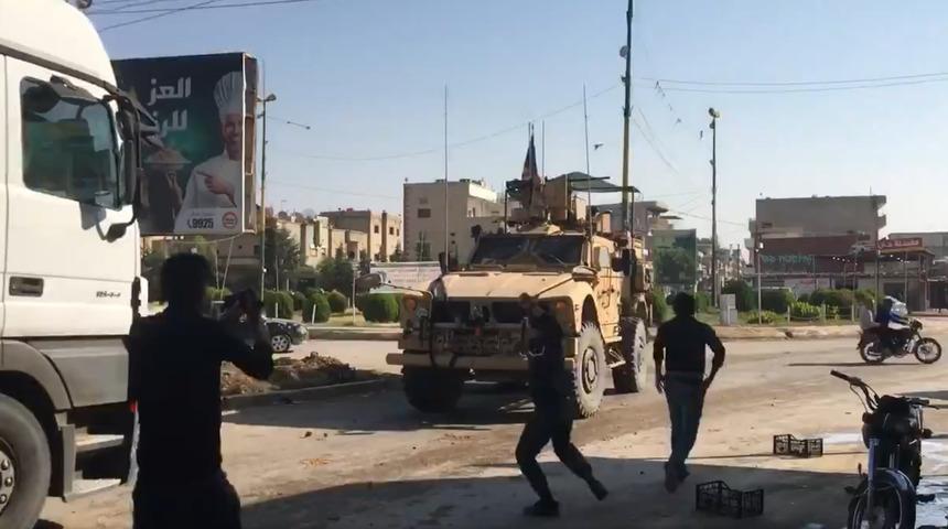 Suriyeli Kürtlerden ABD askerlerine taşlı patatesli uğurlama!