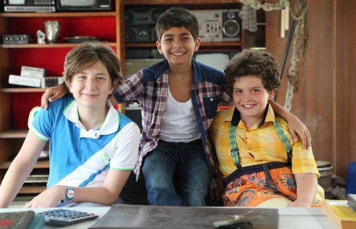 Mahalleden Arkadaşlar filminin çocuk oyuncusu kameradan önce aynaya bakıyor G1