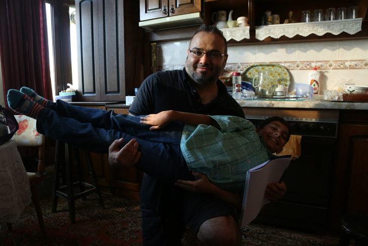 Mahalleden Arkadaşlar filminin çocuk oyuncusu kameradan önce aynaya bakıyor G2