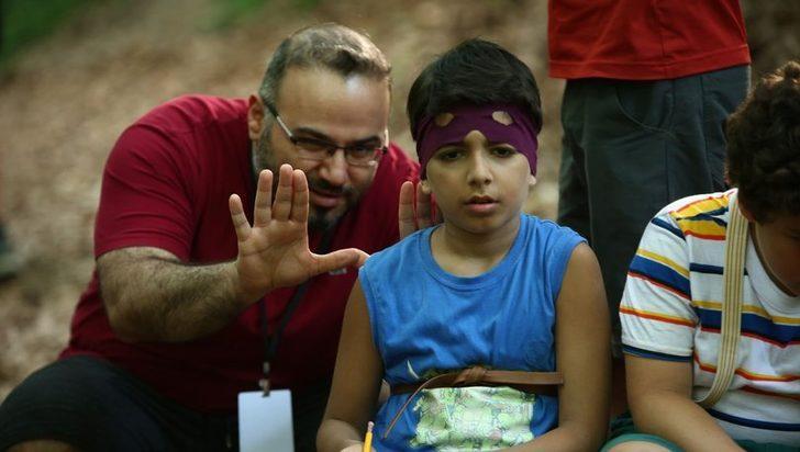 Mahalleden Arkadaşlar filminin çocuk oyuncusu kameradan önce aynaya bakıyor G3