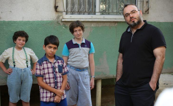 Mahalleden Arkadaşlar filminin çocuk oyuncusu kameradan önce aynaya bakıyor G4