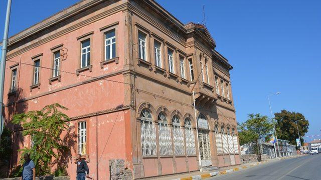 Eski Vergi Dairesi binası Ayvalık Belediyesi’ne verildi