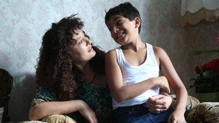 Mahalleden Arkadaşlar filminin çocuk oyuncusu kameradan önce aynaya bakıyor