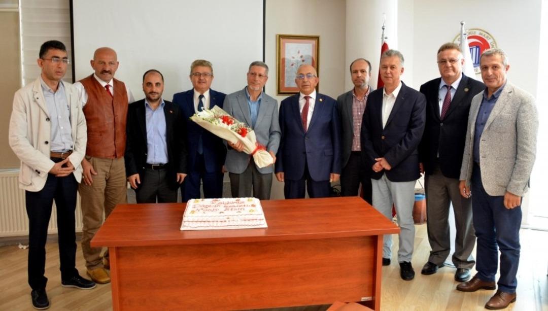 İlahiyat Fak&uuml;ltesi &Ouml;ğretim &Uuml;yesi Prof. Dr. Hidayet Işık i&ccedil;in veda t&ouml;reni d&uuml;zenlendi