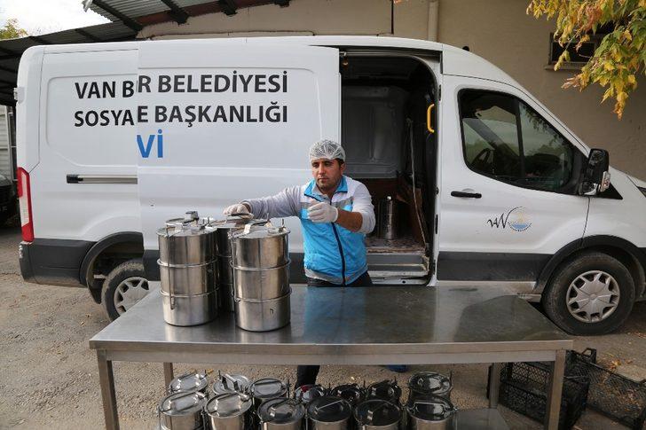 Kayyum atanan belediyeden yoksul ve kimsesizlere sıcak yemek G3