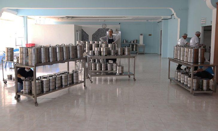 Kayyum atanan belediyeden yoksul ve kimsesizlere sıcak yemek G4