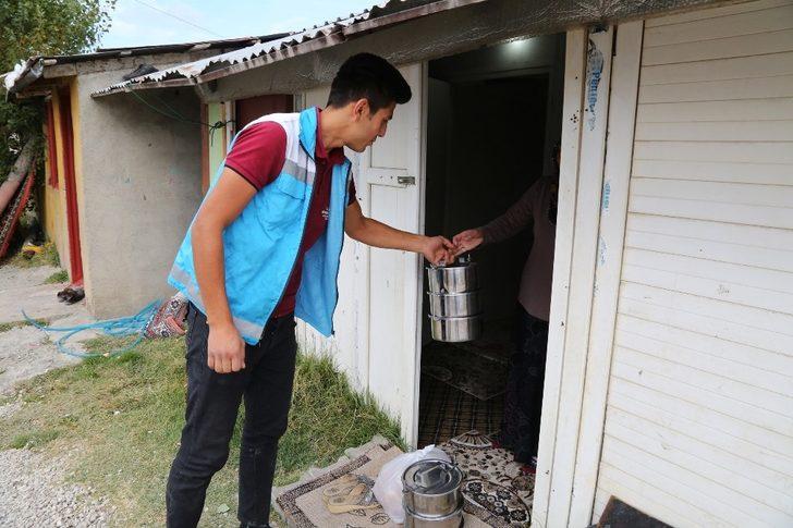 Kayyum atanan belediyeden yoksul ve kimsesizlere sıcak yemek G5