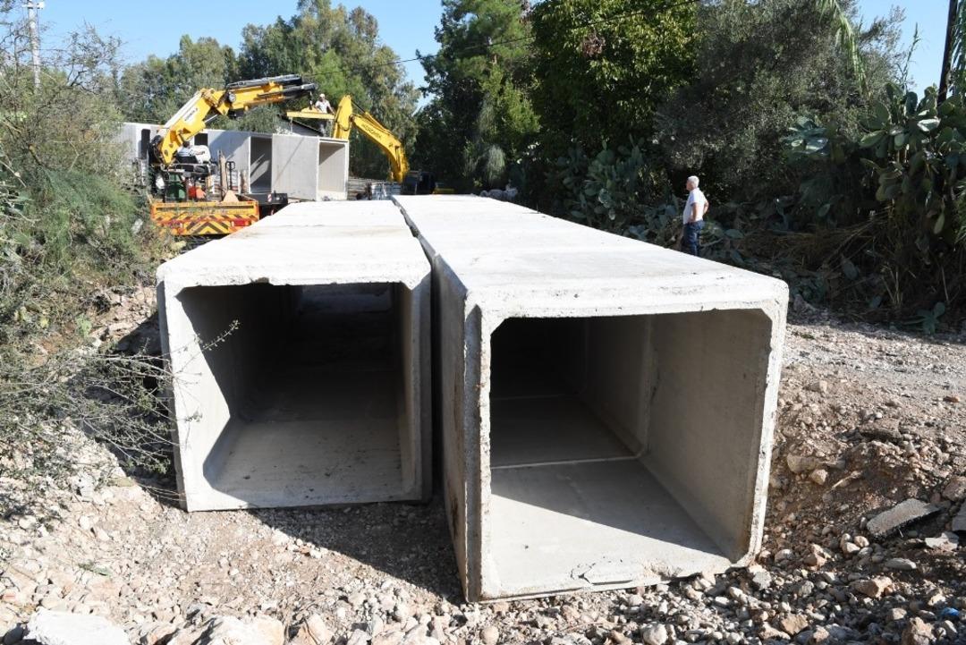 Konyaaltı Belediyesi mahalleleri bir birine bağlıyor