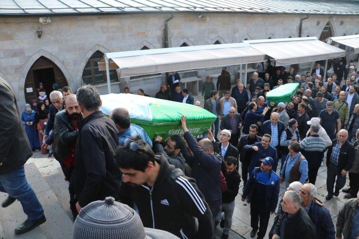 Trafik kazasında ölen çift son yolculuğuna uğurlandı G4