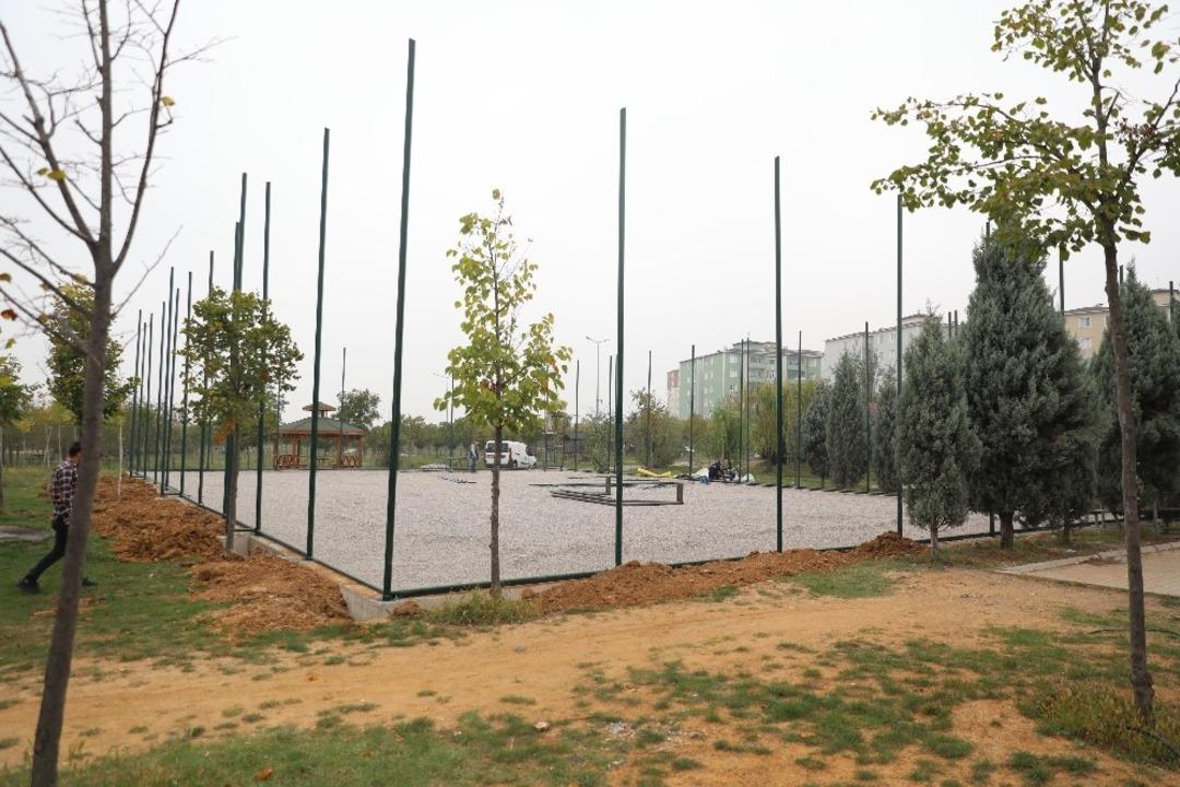 &Ccedil;ocuklar halı saha istedi, başkan talimatı verdi